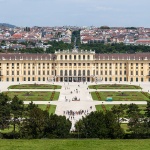 „Schloss Schönbrunn Wien 2014 (Zuschnitt 2)“ von Thomas Wolf, www.foto-tw.de - Eigenes Werk. Lizenziert unter CC BY-SA 3.0 de über Wikimedia Commons