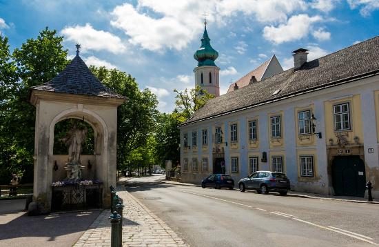 https://www.tripadvisor.at/Attraction_Review-g190454-d7073030-Reviews-Grinzinger_Pfarrkirche-Vienna.html